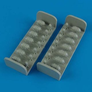 1:72 B-24 Liberator oxygen cylinders