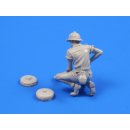 1:35 Ger. WWII Engineer & 2 mines (1 figure)